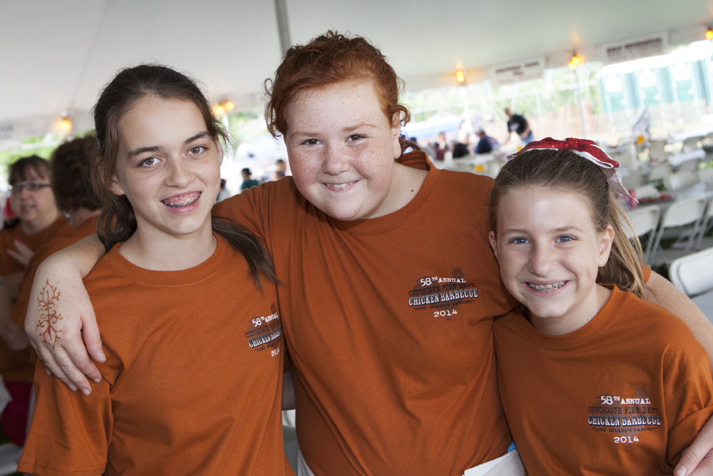 Young volunteers (from left) Julianna Voegel, 12, Claire Stevens, 11, and Ainsley Brewer, 11. (Credit: Katharine Schroeder)