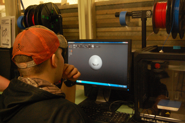 A student experiments with the 3-D software. (Credit: Nicole Smith)