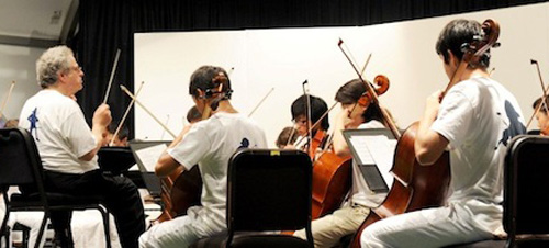 Itzhak Perlman conducts summer students at The Perlman Music Program on Shelter Island last year. (Credit: Perlman Music Program)