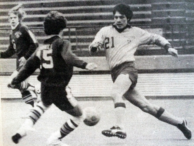 Mattituck wing Peter Sabat in the 1982 championship game. (Credit: Suffolk Times archives)