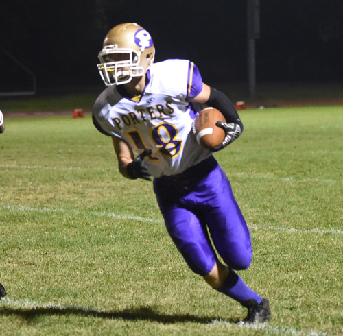 Dominic Panetta races around leftend for a touchdown. (Credit: Robert O'Rourk)