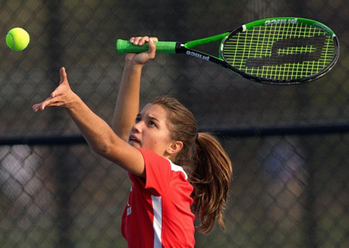 Southold/Greenport's first singles player, Willow Wilcenski, tossing the ball before a serve. (Credit: Garret Meade)