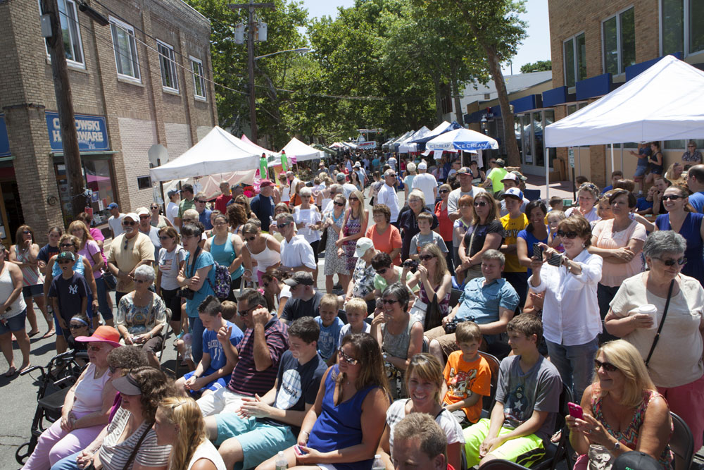 Crowds at the street fair. (Credit: Katharine Schroeder)