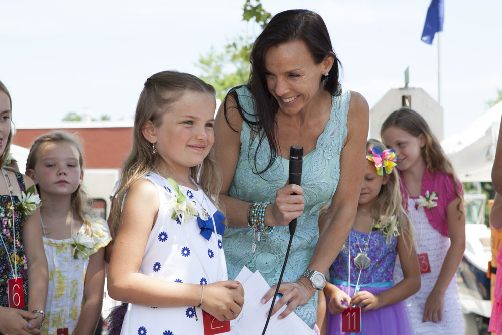 Host Danielle Cardinale congratulates winner Julie Bodenstein, 6, of Cutchogue. (Credit: Katharine Schroeder)