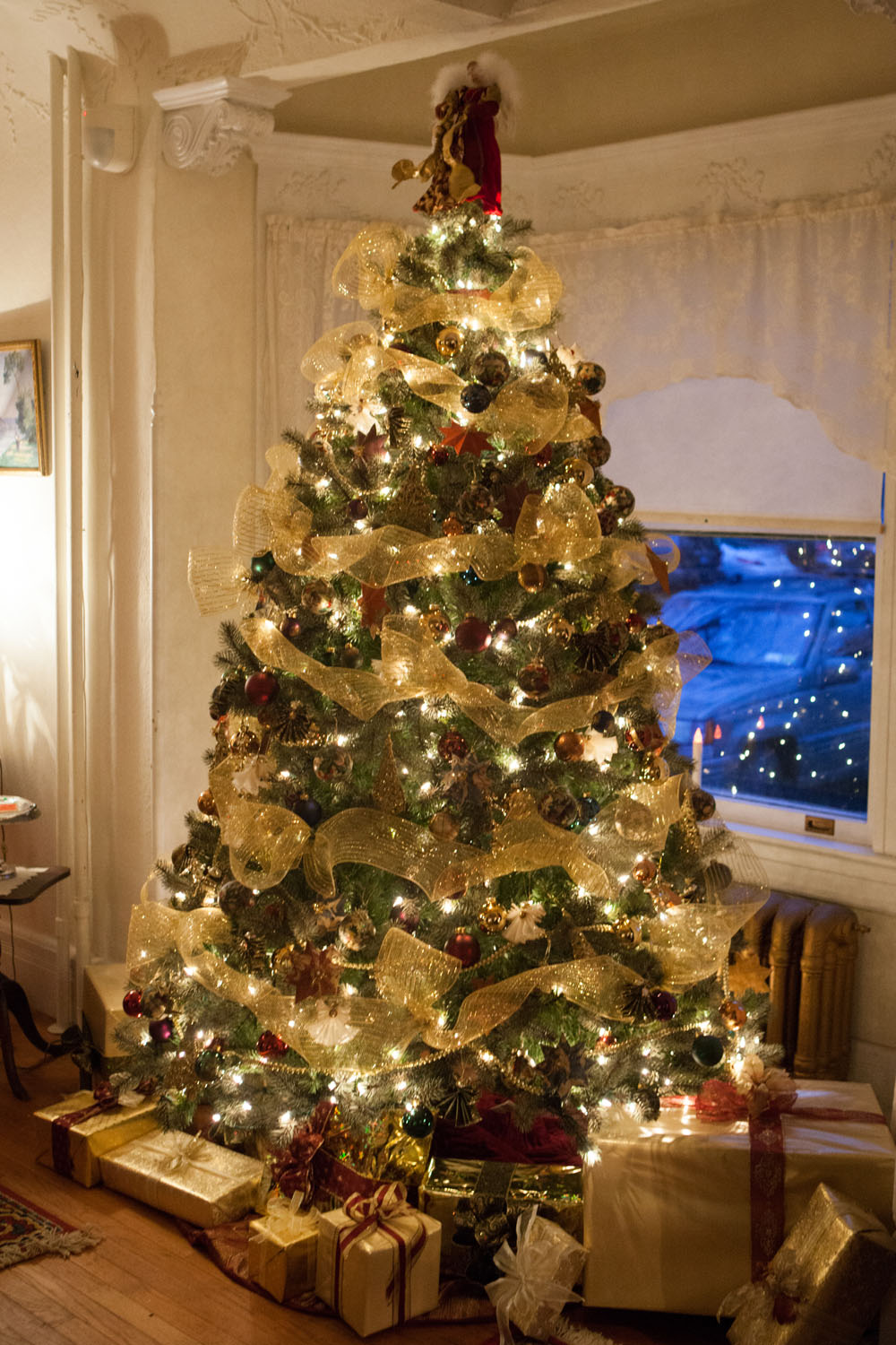 A decorated tree in the Joseph N. Hallock/Ann Currie-Bell House.